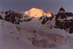 Lever du Soleil sur la Calotte, vu du Glacier Supérieur d'Arsine, vers 3000 m.