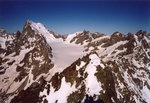 Le Glacier Blanc et la Barre des Ecrins. Au centre, Roche Faurio. À droite, le Pic de Neige Cordier.