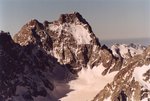 L'Ailefroide Orientale (3848 m) et l'Ailefroide Centrale (3927 m). À droite se détache l'arête de Coste Rouge.
