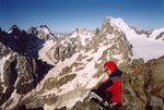 Alex devant le Massif des Ecrins.