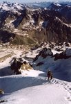 Un alpiniste s'apprête à descendre la Calotte à skis (dur).