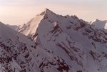 La Tsanteleina (3602 m), dont la face nord est éclairée par le soleil du matin. Au fond à droite, la Grande Aiguille Rousse (3482 m).