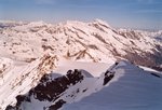 Sur l'arête sommitale ; au fond, les glaciers de la Sache.