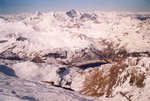 Le massif de la Vanoise avec la Dent Parrachée (3697 m), les Glaciers de la Vanoise, la Grande Casse (3855 m), le Grand Bec. Au fond, à gauche, le massif des Ecrins. En bas, le Lac du Chevril.
