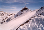 À la descente. Deux skieurs devant l'Aiguille de la Petite Sassière.