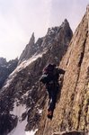 Cécile dans les cannelures. Au fond, l'Aiguille de la République et les Grands Charmoz.