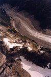La Mer de Glace s'écoule tranquillement 1000 m plus bas. Dans le bas de l'image, vue plongeante sur l'arête, sur laquelle évoluent plusieurs cordées.