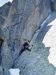 La fissure-dièdre de la troisième longueur, un passage-clé.