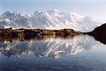 Le Massif du Mont Blanc se reflétant dans le Lac des Chéserys.