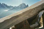 Petite grotte sous un névé.
