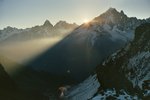 Lever de Soleil derrière l'Aiguille des Grands Montets.