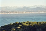 La baie des Anges, Nice et les Alpes. Le nom grec d'Antibes, Antipolis («la ville en face»), prendrait tout son sens !