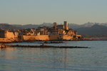 Antibes, au lever du soleil, avec les Alpes au fond.