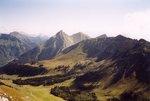 Le Vallon d'Arclusaz vu du sommet. Au centre, le Pécloz (2197 m) et le Mont d'Armène (2157 m).