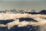 À l'horizon se profilent les Aiguilles d'Arves, la Barre des Ecrins et la Meije.