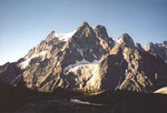 Imposante montagne, le Pelvoux donne une impression de puissance et inspire le respect.