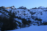 Départ à la Madone de Fenestre. Le Gélas est au centre, la Cime de Saint-Robert, élancée, à sa gauche.