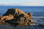 Le massif de l'Esterel vu du Cap Camarat. Au fond, les Alpes enneigées étincellent au soleil.