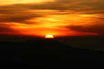 Si quelqu'un arrive à démontrer que la silhouette qui se détache devant le soleil n'est pas un nuage, ça m'intéresse.
