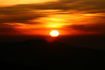 On pourrait sûrement déduire la stratification de l'atmosphère de la forme du soleil…