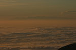 La mer de nuages s'illumine.