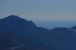 Au-dessus des brumes de la Méditerranée, on distingue la Corse