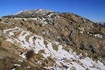 La Cime de Roccassièra vue de l'itinéraire de descente. On observe de jolies strates inclinées au second plan