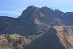 Le refuge de Rabuons, dominé par la Tête des Chalanchas.