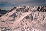 La chaîne des Aravis entre le Col des Aravis et la Pointe des Verres. On aperçoit la Tournette au fond à gauche.