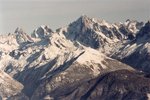 Les Aiguilles du Chardonnet (3824 m), d'Argentière (3900 m), Verte (4122 m), les Droites (4000 m), les Courtes (3856 m) et l'Aiguille de Triolet (3870 m).