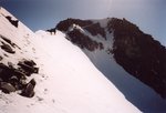 Sur l'arête sommitale, au fond le sommet.