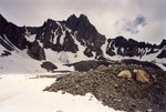 Les Pointes de la Fournache vues du vallon de la Fournache. À gauche, le couloir de montée. À droite, le couloir de descente et la Brèche de la Loza.
