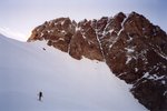 Le sommet de l'Aiguille des Glaciers (3816 m). Les couloirs sont secs et le rocher est enneigé : les conditions sont mauvaises et ne permettront pas d'aller au sommet.