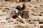 Conditionnement des blocs de sel pour le transport.