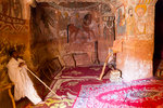 L'intérieur de l'église Abuna Yemata Guh, entièrement creusée dans la roche, orné de fresques datant du XVe siècle.
