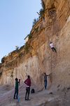 Escalader la falaise en s'aidant d'une corde fixe est le seul accès possible au monastère.