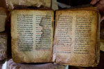 Bible ancienne en peau de chèvre, écrite en guèze, à Yeha.