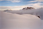 Une petite mer des nuages des familles, de laquelle émergent le Dôme de la Sache, le Mont Pourri et la Tsanteleina.
