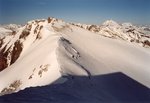 Le col et la Petite Aiguille Rousse vues de l'arête sommitale.
