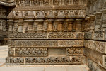 Détail des frises en bas-relief.
