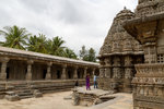 Aux abords du temple.