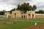 Dans les jardins du palais.