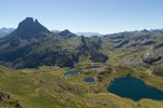 Le pic du Midi d'Ossau et les lacs d'Ayous vus du pic d'Ayous.