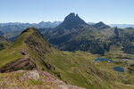 Le pic du Midi d'Ossau et les lacs d'Ayous vus du pic d'Ayous.