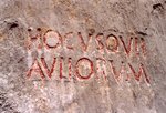 Le texte de l'inscription romaine (cette inscription marque la limite du territoire des Aveiens, IIème siècle).