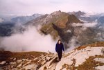 Anne, sur l'arête. En arrière plan, la chaîne des Aravis.