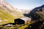 Le Refuge du Mont Pourri. Au fond, la Grande Motte.