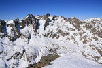 Le vallon de Valmasque, dominé par la Cime de Chamineye, Cime du Gélas, Mont Clapier (3045 m).