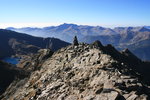 Derrière le cairn, le Mont Mounier.