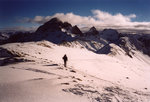 Adrien sur l'arête sommitale. Au fond, le Grand Galibier.